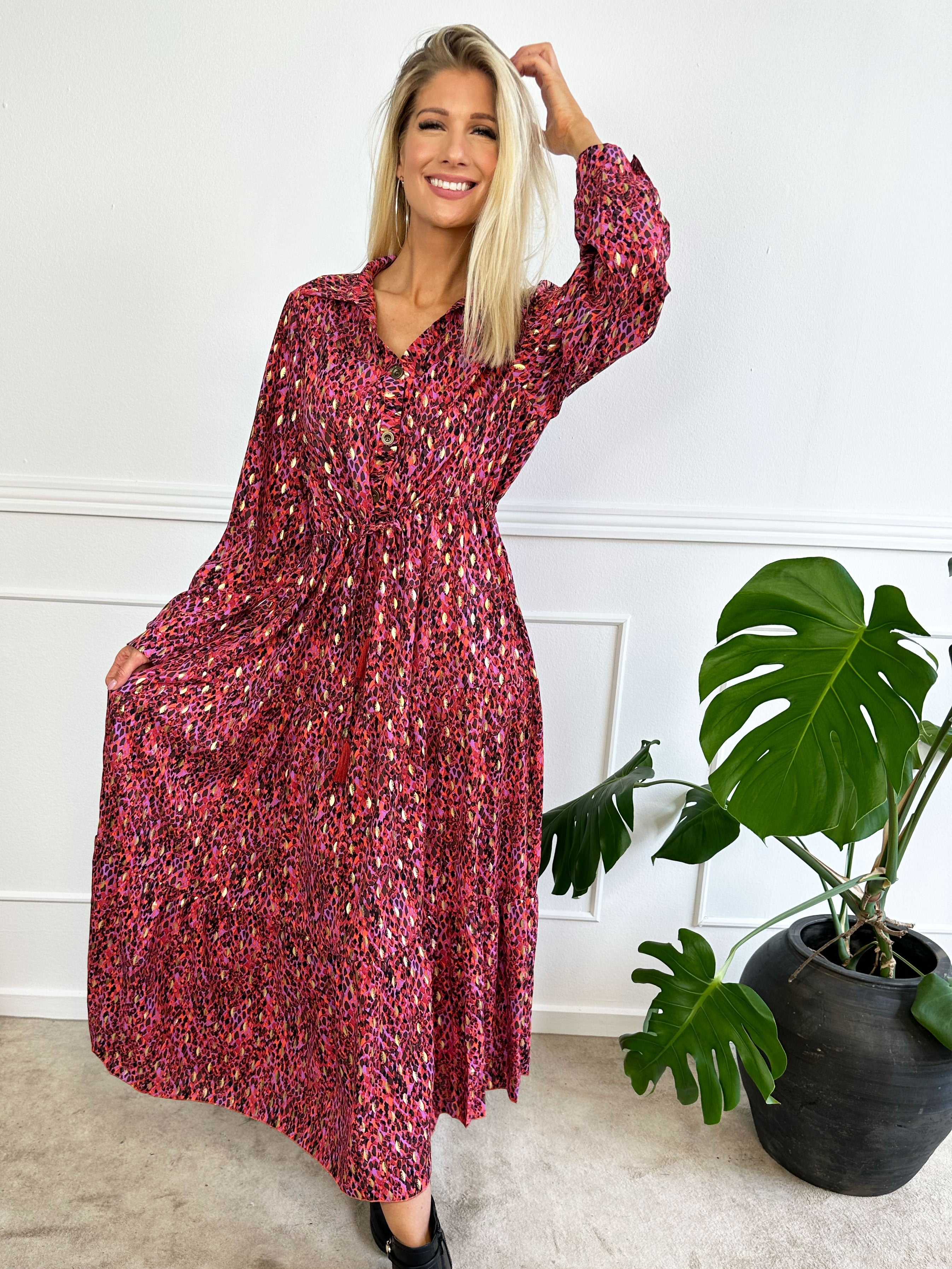 Jamilah - Lång klänning i lager på lager look med gulddetaljer